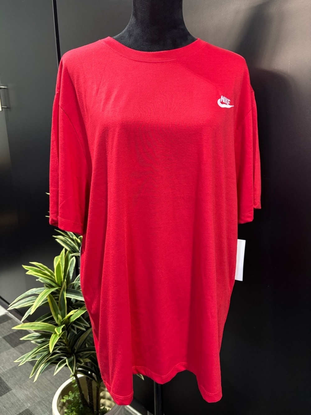 The Nike Tee Standard Fit,crew neck,100% jersey cotton, embroidered logo